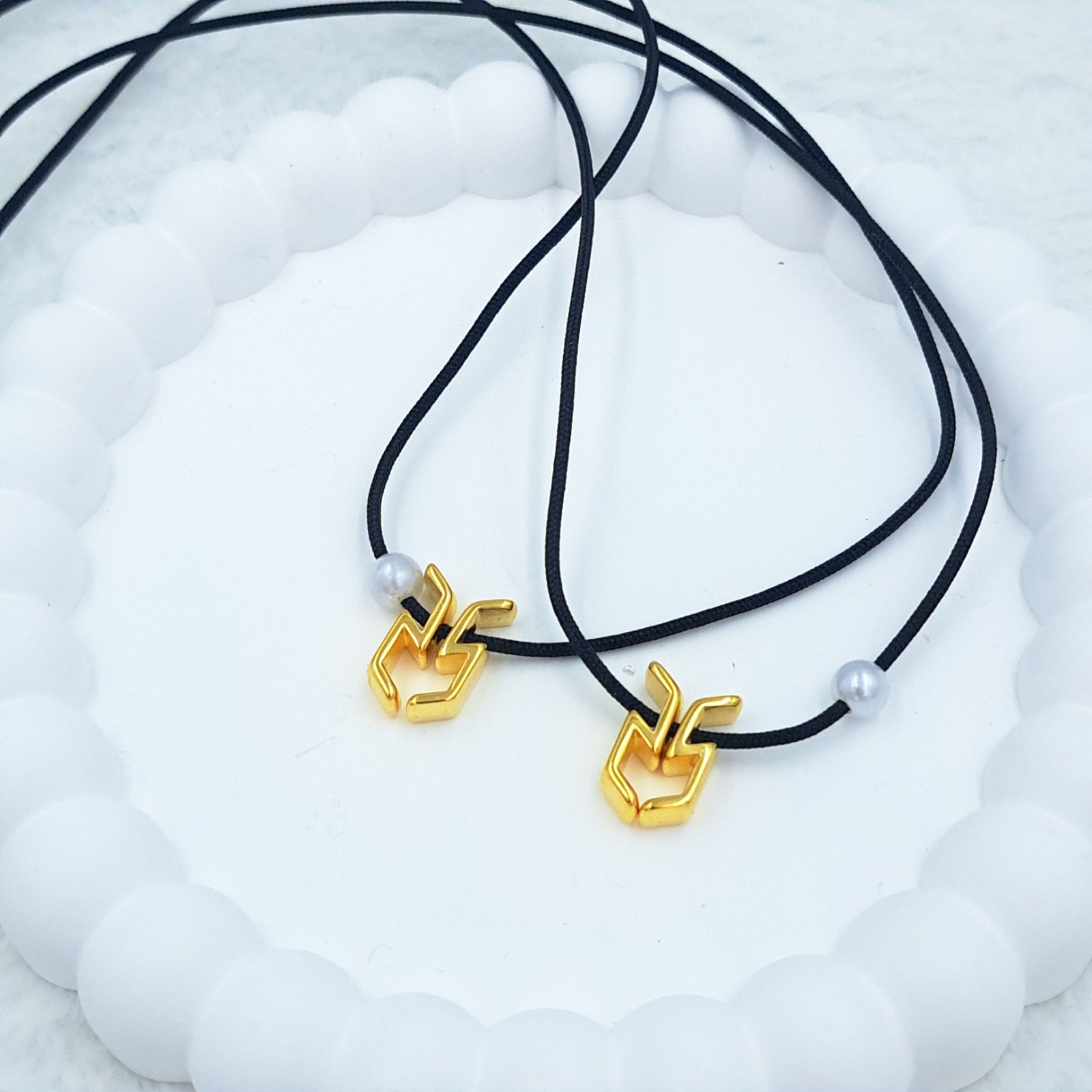 0-02-05-899d055211fcf50279e69f6d447b81497c5fe1b47463d0b13568ac2630c0db3a_4dba68f013dbf5ca Κολιέ μαύρο με χρυσό στοιχείο τάρανδος - CC264-0 - Image 1