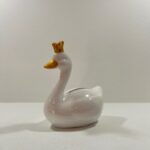 Μπομπονιέρα βάπτισης κεραμικός κύκνος κουμπαράς για κοριτσάκι