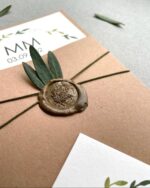 Προσκλητήριο Γάμου «Ελιά & Παράδοση» με Φυσικές Λεπτομέρειες - Image 2