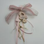 "Γλυκιά Ευχή: Κρεμαστό Γεννητούρι σε Σάπιο Μήλο με Πορσελάνινη Πιπίλα"