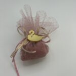 Μια κομψή μπομπονιέρα για βάπτιση, με ροζ τούλι και χρυσές λεπτομέρειες, στολισμένη με ένα χρυσό κύκνο. - Image 3