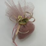 Μια κομψή μπομπονιέρα για βάπτιση, με ροζ τούλι και χρυσές λεπτομέρειες, στολισμένη με ένα χρυσό κύκνο. - Image 4