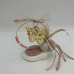 Μπομπονιέρα βάπτισης χειροποίητη με χάντρες σε βότσαλο και θέμα πεταλούδα