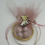 Μπομπονιέρα βάπτισης χειροποίητη με χάντρες σε βότσαλο και θέμα πεταλούδα