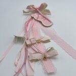 "Baby Girl: Κρεμαστό Γεννητούρι με Πήλινο Πατουσάκι σε Αποχρώσεις Άμμου & Ροζ"