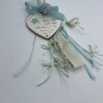 "Γλυκή Ευχή: Κρεμαστό Γεννητούρι με Πήλινη Καρδιά σε Εκρού-Σιέλ-Βεραμάν"