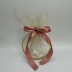 "Κομψή Μπομπονιέρα Γάμου με Χρυσές Λεπτομέρειες"