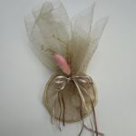 Αέρινη Μπομπονιέρα Γάμου – Κρίκος με Χρυσό Τούλι και Ρομαντικές Λεπτομέρειες