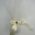 Αέρινη Κομψότητα: Μπομπονιέρα Γάμου με Τούλι & Σατέν Κορδέλα και καρδούλα plexiglass - Image 2