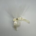 Αέρινη Κομψότητα: Μπομπονιέρα Γάμου με Τούλι & Σατέν Κορδέλα και καρδούλα plexiglass