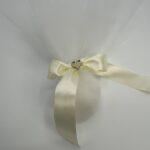 Αέρινη Κομψότητα: Μπομπονιέρα Γάμου με Τούλι & Σατέν Κορδέλα και καρδούλα plexiglass - Image 3