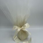 Μπομπονιέρα γάμου εκρού με γκλίντερ και σατέν φιόγκο