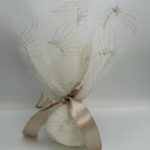 Μπομπονιέρα γάμου elegant με χρυσές λεπτομέρειες στο τούλι.