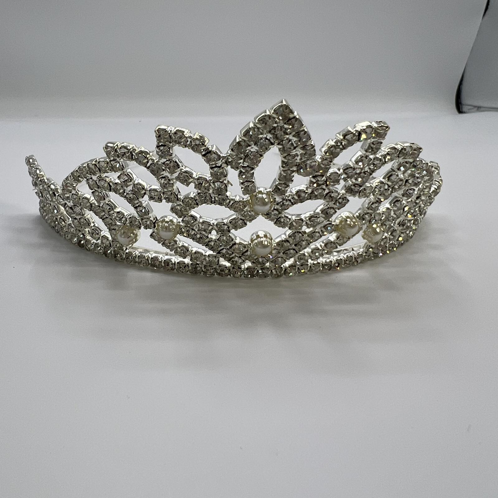 Ασημένια Πριγκιπική Τιάρα – Λάμψη & Αριστοκρατική Ομορφιά για τη Νύφη! Ασημένια Πριγκιπική Τιάρα – Λάμψη & Αριστοκρατική Ομορφιά για τη Νύφη! - Image 1