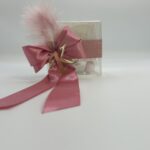 Μπομπονιέρα γάμου κουτάκι plexi με δέσιμο μεγάλο φιόγκο και μονόγραμμα