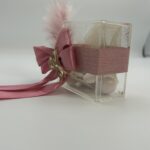 Μπομπονιέρα γάμου κουτάκι plexi με δέσιμο μεγάλο φιόγκο και μονόγραμμα - Image 3