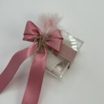 Μπομπονιέρα γάμου κουτάκι plexi με δέσιμο μεγάλο φιόγκο και μονόγραμμα - Image 4