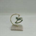 Μπομπονιέρα Βάπτισης σε Βότσαλο με Θέμα το Άλογο – Φυσική Κομψότητα & Διαχρονικό Στυλ