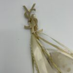 Κρεμαστή Μπομπονιέρα Βάπτισης – Plexiglass Louis Vuitton σε Χρυσό & Εκρού - Image 3