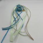 Κρεμαστή Μπομπονιέρα Βάπτισης – Μπρελόκ με Χάντρες σε Nude & Μπλε με Κωνσταντινάτο - Image 2