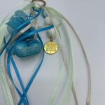 Κρεμαστή Μπομπονιέρα Βάπτισης – Μπρελόκ με Χάντρες σε Nude & Μπλε με Κωνσταντινάτο - Image 3