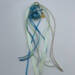 Κρεμαστή Μπομπονιέρα Βάπτισης – Μπρελόκ με Χάντρες σε Nude & Μπλε με Κωνσταντινάτο