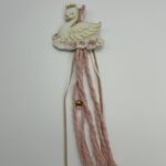 "Μπομπονιέρα Βάπτισης με Θέμα τον Κύκνο σε Αποχρώσεις Σάπιου Μήλου και Άμμου"