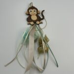 "Γλυκιά Μπομπονιέρα Βάπτισης με Θέμα Μαϊμού σε Αποχρώσεις Βεραμάν & Άμμου"