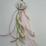 "Ρομαντική Μπομπονιέρα: Η Γλυκιά Αγκαλιά της Βάπτισης"