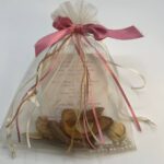 Μπομπονιέρα γάμου με λεπτό ύφασμα τύπου πουγκί με κορδέλες και φιόγκο που μπορεί να περιέχει το προσκλητήριο του γάμου σας - Image 2