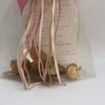 Μπομπονιέρα γάμου με λεπτό ύφασμα τύπου πουγκί με κορδέλες και φιόγκο που μπορεί να περιέχει το προσκλητήριο του γάμου σας - Image 3