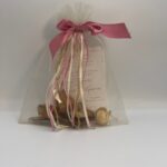 Μπομπονιέρα γάμου με λεπτό ύφασμα τύπου πουγκί με κορδέλες και φιόγκο που μπορεί να περιέχει το προσκλητήριο του γάμου σας