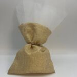 Μια ρουστίκ μπομπονιέρα με πουγκί από γκλίντερ, χρυσές λεπτομέρειες και κορδόνι. - Image 3