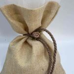 Μια ρουστίκ μπομπονιέρα με πουγκί από γκλίντερ, χρυσές λεπτομέρειες και κορδόνι. - Image 4