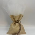 Μια ρουστίκ μπομπονιέρα με πουγκί από γκλίντερ, χρυσές λεπτομέρειες και κορδόνι.