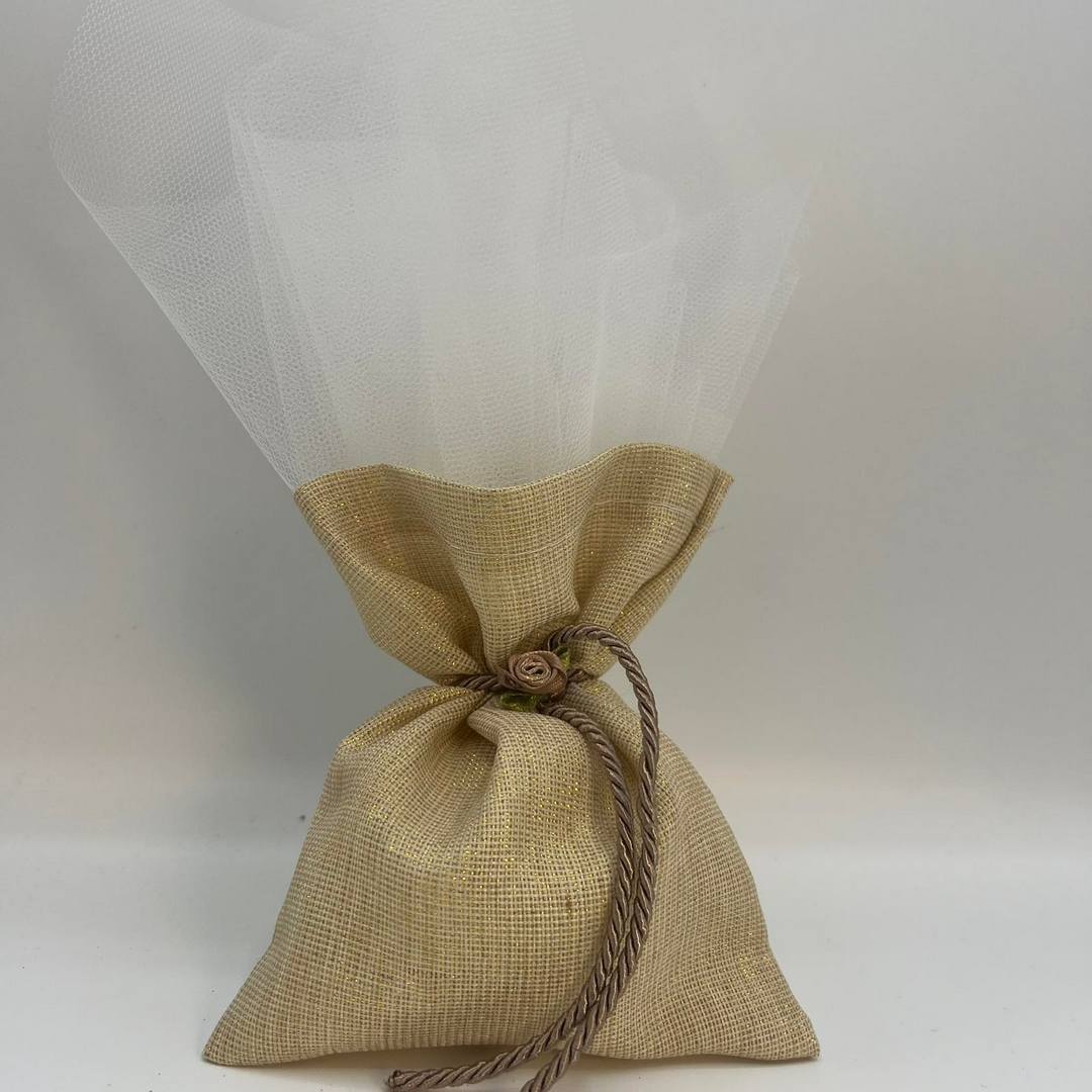 Μια ρουστίκ μπομπονιέρα με πουγκί από γκλίντερ, χρυσές λεπτομέρειες και κορδόνι. Μια ρουστίκ μπομπονιέρα με πουγκί από γκλίντερ, χρυσές λεπτομέρειες και κορδόνι. - Image 1