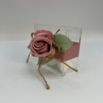 Μπομπονιέρα γάμου κουτάκι με λουλούδι και κορδέλα φιόγκο