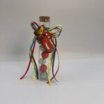 Μπομπονιέρα βάπτισης μπουκαλάκι με φελλό, κορδέλες και στοιχείο αμαξάκι