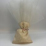 Ρομαντική μπομπονιέρα γάμου που συνδυάζει τούλι και πουγκί, δεμένη με κομψές, λεπτές κορδέλες - Image 3