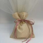 Ρομαντική μπομπονιέρα γάμου που συνδυάζει τούλι και πουγκί, δεμένη με κομψές, λεπτές κορδέλες - Image 4