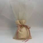 Ρομαντική μπομπονιέρα γάμου που συνδυάζει τούλι και πουγκί, δεμένη με κομψές, λεπτές κορδέλες