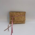 Μπομπονιέρα γάμου υφή φελλού με ιδιαίτερο κλείσιμο και κορδέλες