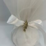 Μπομπονιέρα Γάμου με Αέρινο Τούλι & Χρυσή Διακόσμηση - Image 4