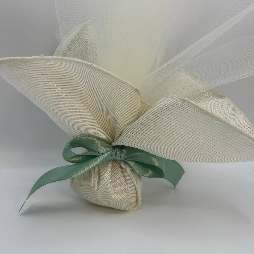 Μπομπονιέρα Γάμου με Ύφασμα και Τούλι σε Φυσικές Αποχρώσεις και Φιόγκο Μπομπονιέρα Γάμου με Ύφασμα και Τούλι σε Φυσικές Αποχρώσεις και Φιόγκο - Image 1