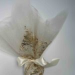 Μπομπονιέρα γάμου με τούλι και στυλ φύλλο χρυσού με μεγάλο κεντρικό φιόγκο