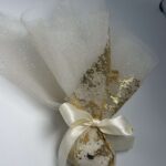 Μπομπονιέρα γάμου με τούλι και στυλ φύλλο χρυσού με μεγάλο κεντρικό φιόγκο - Image 4