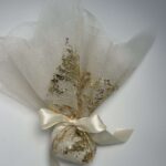 Μπομπονιέρα γάμου με τούλι και στυλ φύλλο χρυσού με μεγάλο κεντρικό φιόγκο - Image 2