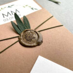 Προσκλητήριο Γάμου «Ελιά & Παράδοση» με Φυσικές Λεπτομέρειες