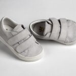 Πρακτικά Γκρι Σουέτ Sneakers Βάπτισης με Αυτοκόλλητα για Μικρούς Κυρίους EVERKID Α534Α