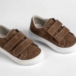 Στιλάτα Καφέ Σουέτ Sneakers Βάπτισης με Αυτοκόλλητα για Μικρούς Κυρίους EVERKID Α534Τ